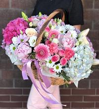 Композиция солнечный день в Вишняково Цветочная композиция из Розы, Хризантемы, Пионы и Лизиантусы в корзине в Вишняково