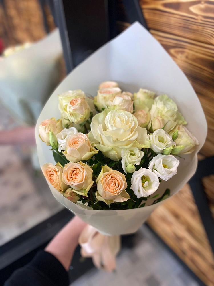 Букет цветов из: Розы и Лизиантусы в Вишняково